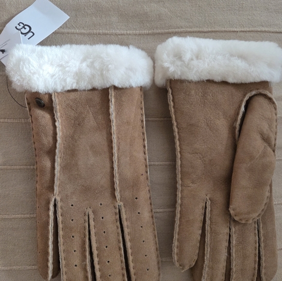 NWT WOMENS UGG AUSTRALIA GENUINE CHESTNUT COLOR SUEDE SHEEPSKIN GLOVES SIZE  (M) - Picture 2 of 5
